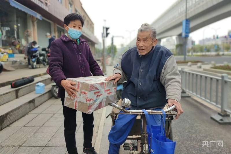 拆手机:百岁老人的“潮”生活-第1张图片-太平洋在线下载